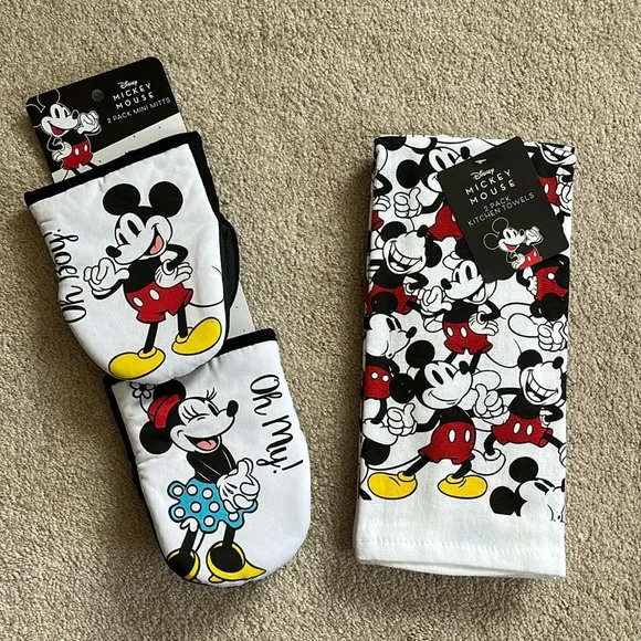 NWT Mickey Mouse Disney kitchen towel and oven mit set