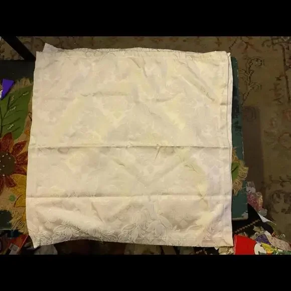 Waterford Linens Elegant White/ Cream Floral Damask Table Napkins (4)