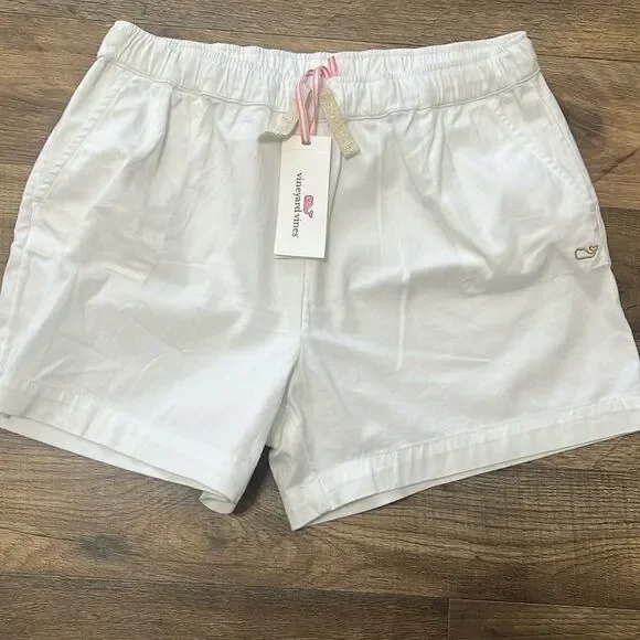Vineyard Vines white pull on shorts size large 14