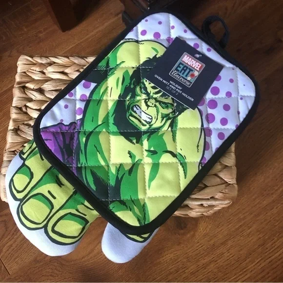 Marvel Universe Eat Holiday oven mitt and pot holder set.