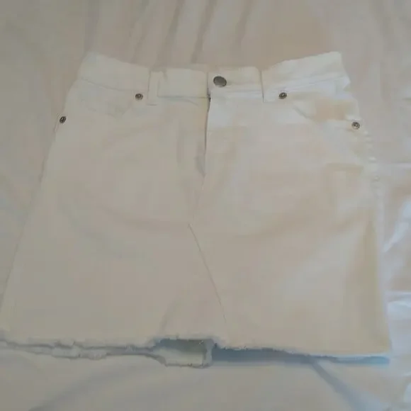 Cat and jack girls large white skirt.