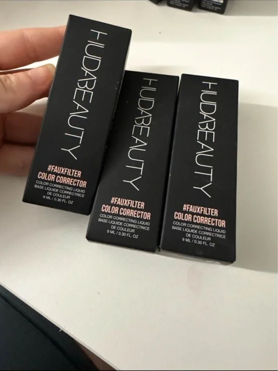 HUDA BEAUTY faux filter corrector peach