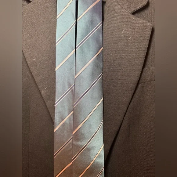 Banana Republic Blue and Cream Diagonal Striped Tie 100% Sill