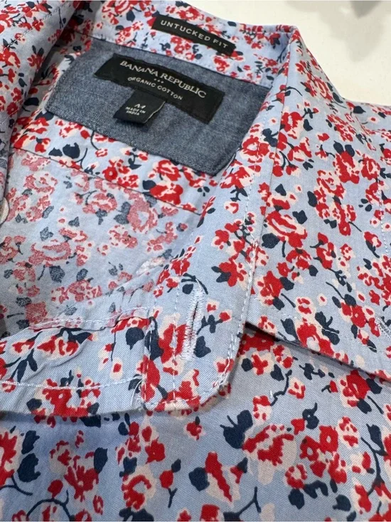 Banana Republic Men's Light Blue Floral Untucked Fit Shirt medium