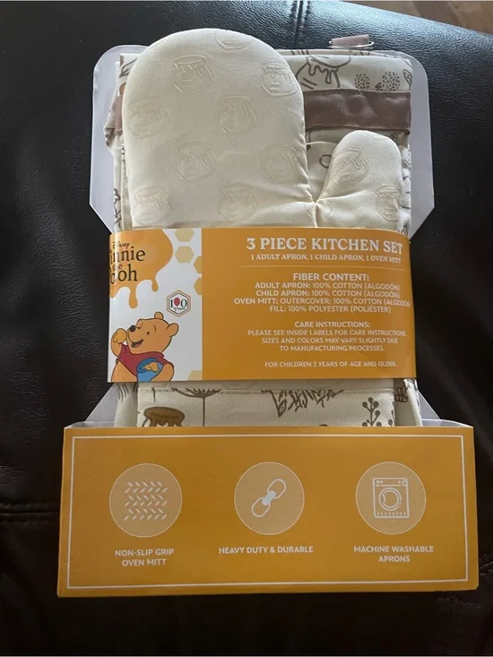 Disney Winnie the Pooh Apron 3-Piece Kitchen Set in Cream and Brown