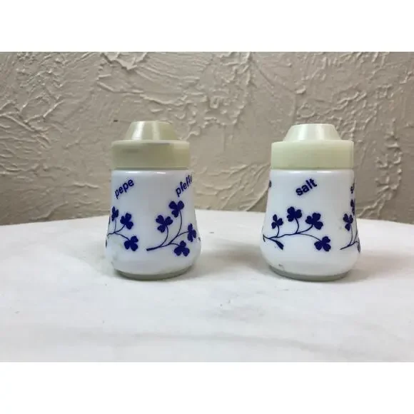 Vintage Italy White Blue‎ Clover Milk Glass Shakers Salt Pepper Pepe Sel Poivre
