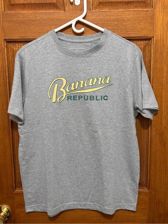 Banana Republic Sporty Script Graphic Premium Wash T-Shirt Sz M. NWOT
