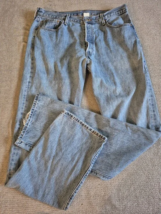 Vintage 501 Levi's 36x36 Mens 5 Button Light Wash Classic, light wear on bottom