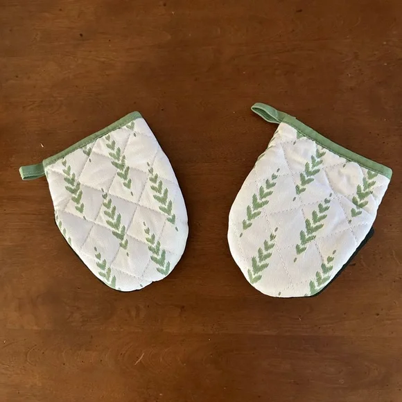 Set of 2 mini oven mitts with neoprene grip