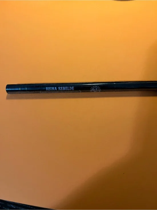 Reina Rebelde Black gel Eyeliner in Travis's