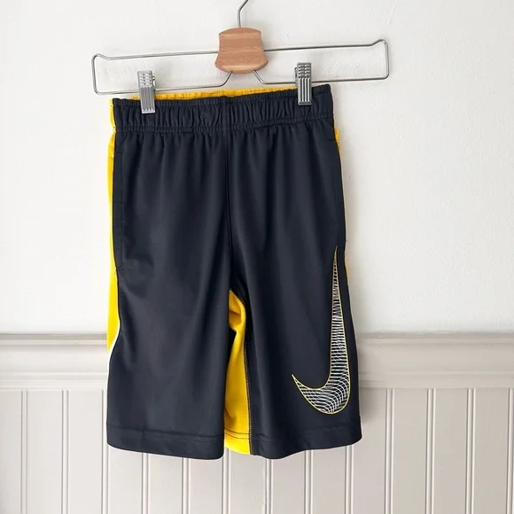 Nike Dri Fit Kids Sports Training Shorts Drawstring & Pockets Boys Size Small