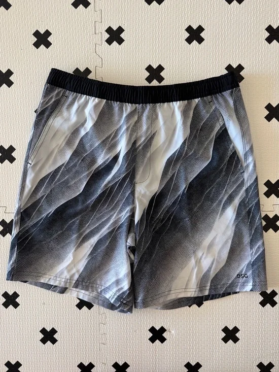 DSG boys agility shorts in Black & White size L NWT