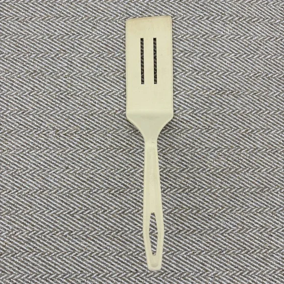 Vintage King Kraft LONG Blade Beige Nylon Plastic 2 Slot Spatula Heat Resistant