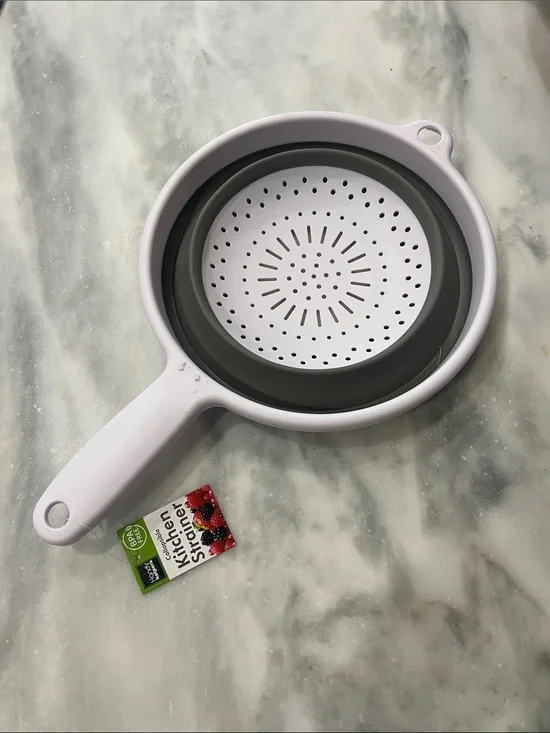 NWT Collapsible strainer with handle
