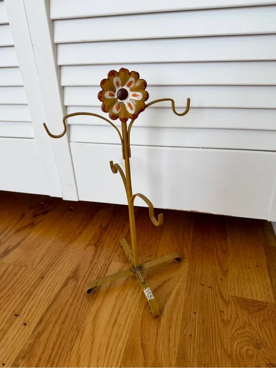 Decorative vintage Gold Flower Jewelry or Mug