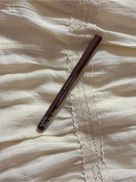 Nyx Liquid Brush Tip Eyeliner in Graham Cracker