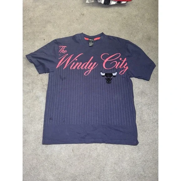 Adidas Chicago Bulls The Windy City T Shirt Men's Large NBA Pinstripe Graphic