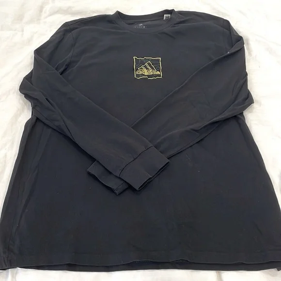 Black Addis’s long sleeve with green and‎ yellow decal in middle ( XL)