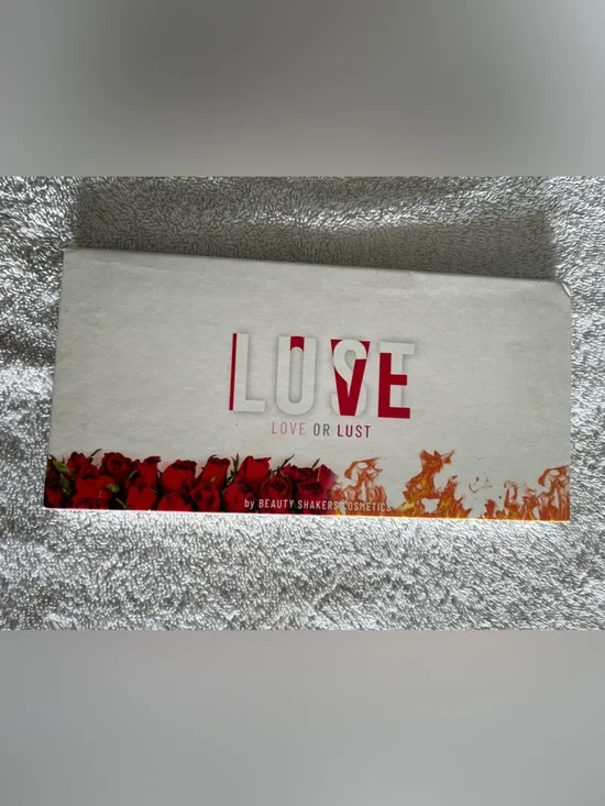 Beauty Shakers 'Love or Lust' Eyeshadow Palette - Red Rose & Flame Shades
