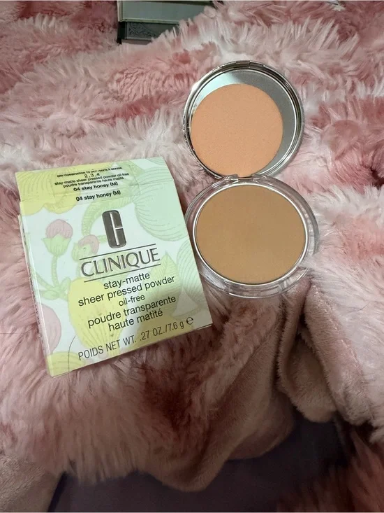 Clinique Sheer Pressed Powder Compact - Beige & Peach Tones