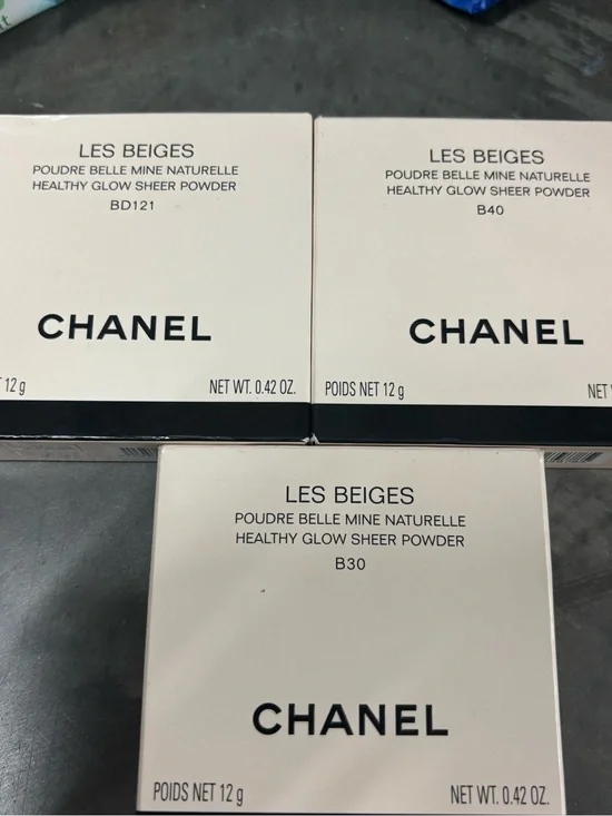 CHANEL Les Beiges Sheer Powder Trio in Beige/Cream Packaging