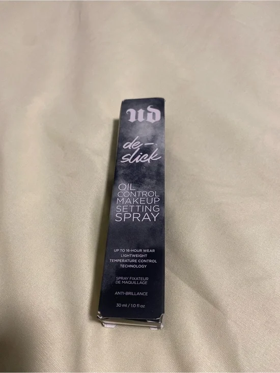 Urban Decay De-Slick Setting Spray Box - Black and Silver