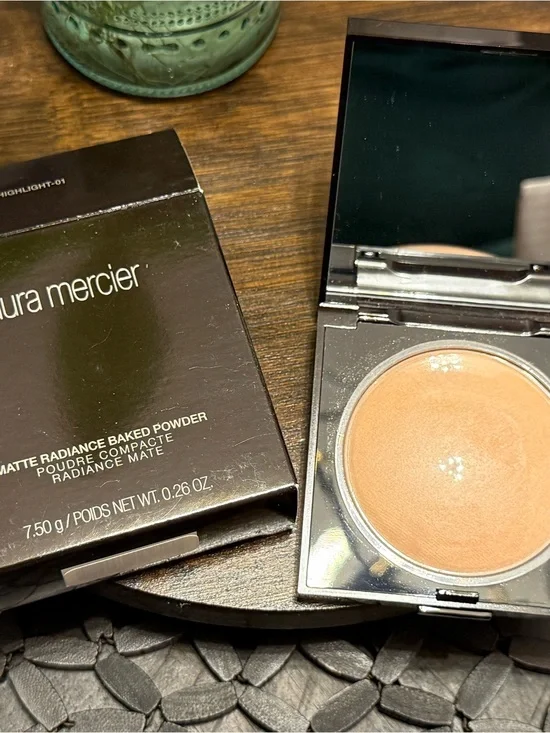 laura mercier Matte Radiance Baked Powder – Warm Beige