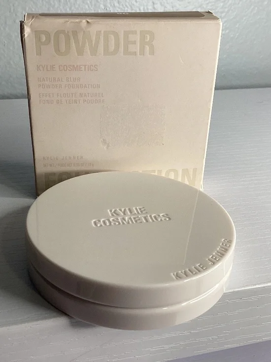 Kylie Cosmetics Powder Foundation In Cream Compact 8c new in box