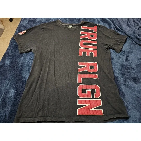 True Religion Mens Black Red Vertical Logo Graphic T-Shirt XL World Tour Tee