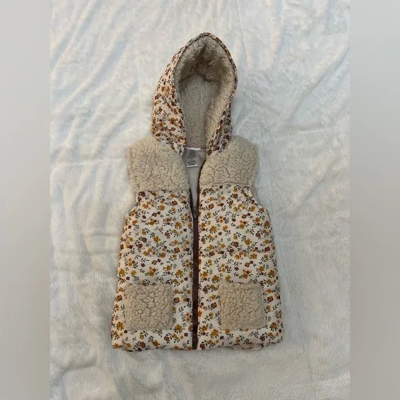 💥 2/$15!! Girl’s Little Lass Floral Puffer Vest