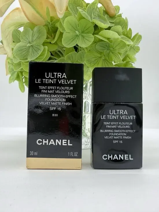 Chanel ULTRA LE TEINT VELVET Blurring Smooth-effect Foundation SPF 15 B30