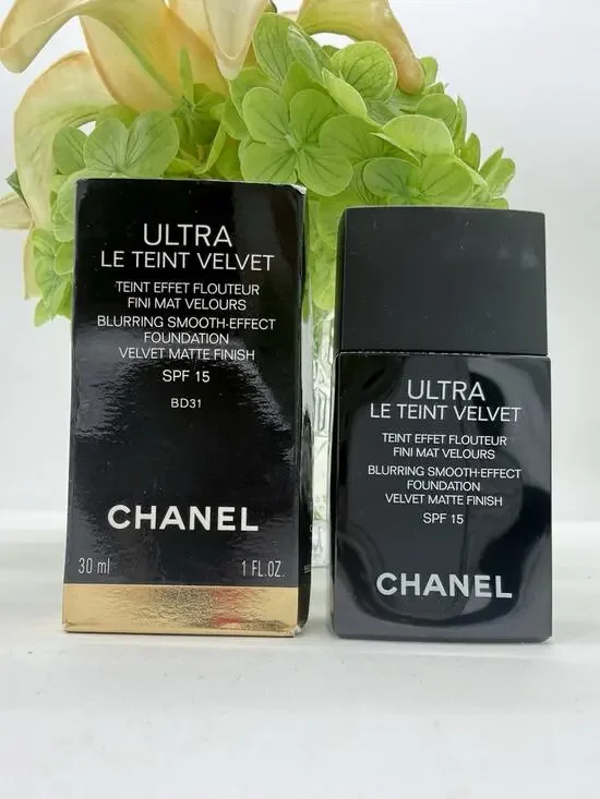 Chanel ULTRA LE TEINT VELVET Blurring Smooth-effect Foundation SPF 15 BD31
