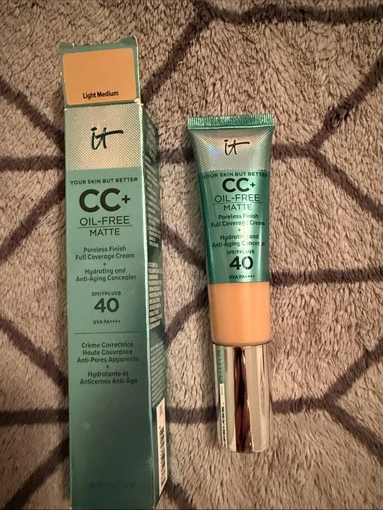 it cosmetics CC+ Oil-Free Matte Cream SPF 40 - Light/Medium