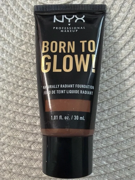 NYX Born To Glow Naturally Radiant Foundation - Deep