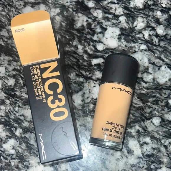 MAC Cosmetics Studio Fix Fluid SPF 15 Foundation - NC30 (Tan)