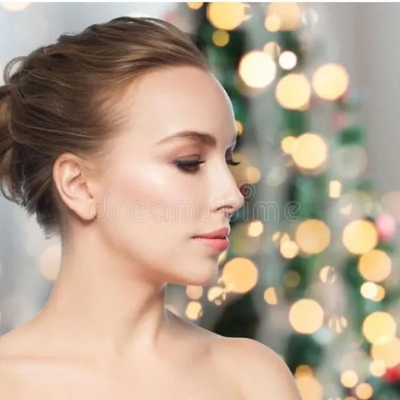 Tan Contour Cream Sticks minimize or accentuate  facial featues