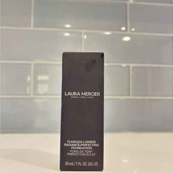 laura mercier Flawless Lumière Radiance-Perfecting Foundation 3N1 Buff