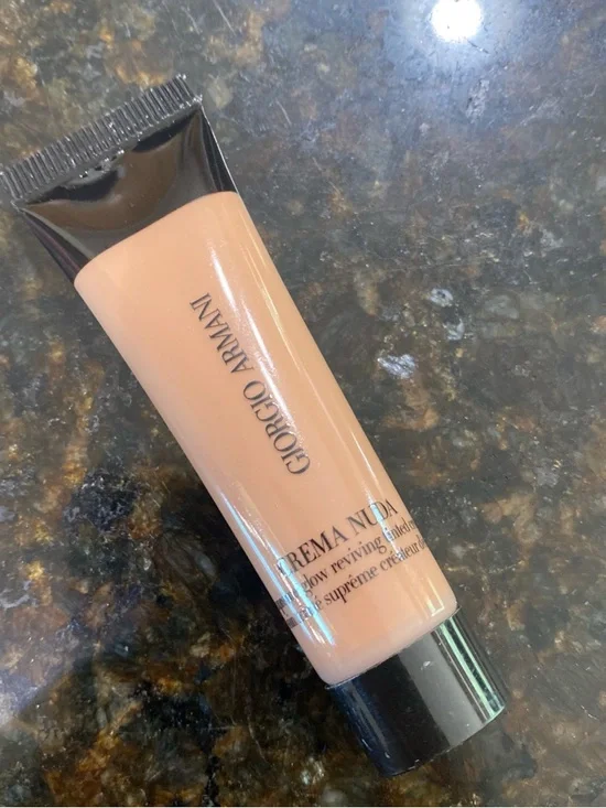 Giorgio Armani Crema Nuda Lightweight Foundation - Nude Peach