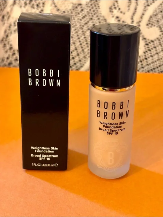 NIB Bobbi Brown Weightless Skin Foundation SPF 15 -Ivory( C-024)
