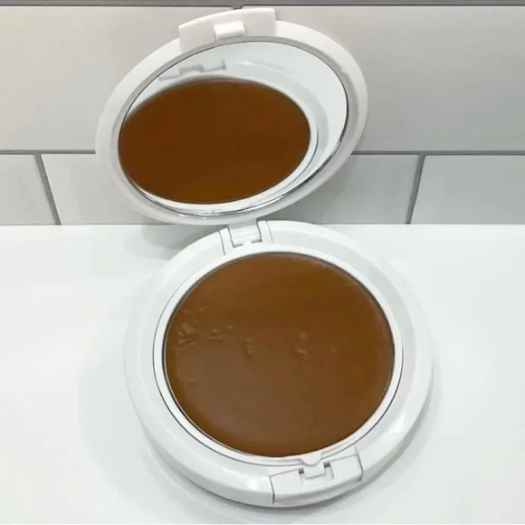 TIGI Cosmetics Dark Creme Foundation
