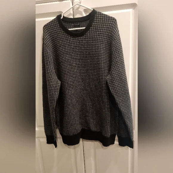 J Crew cashmere crewneck sweater in houndstooth