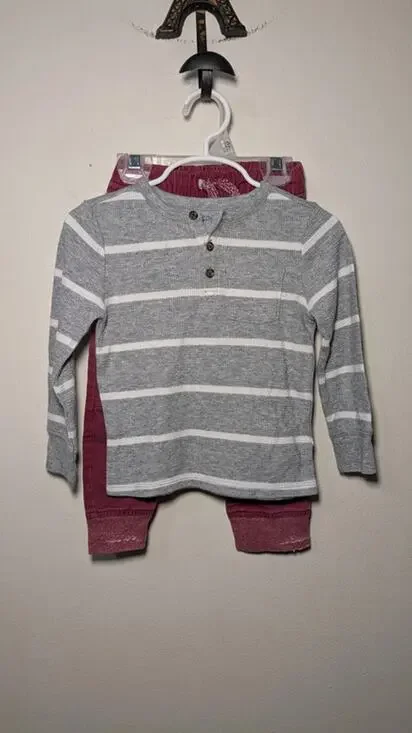 Boys Size 2T Outfit Maroon Cat & Jack Joggers, Old Navy Gray + White Henley