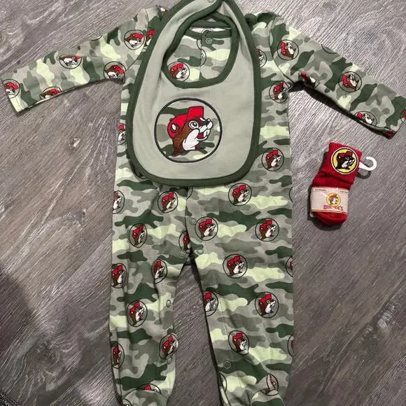 Buc-ee's Baby Sleeper, Bib, and socks Set
