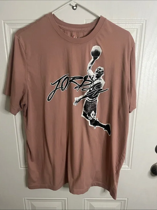 Jordan Men’s Short Sleeve Graphic Tee in Mauve Pink