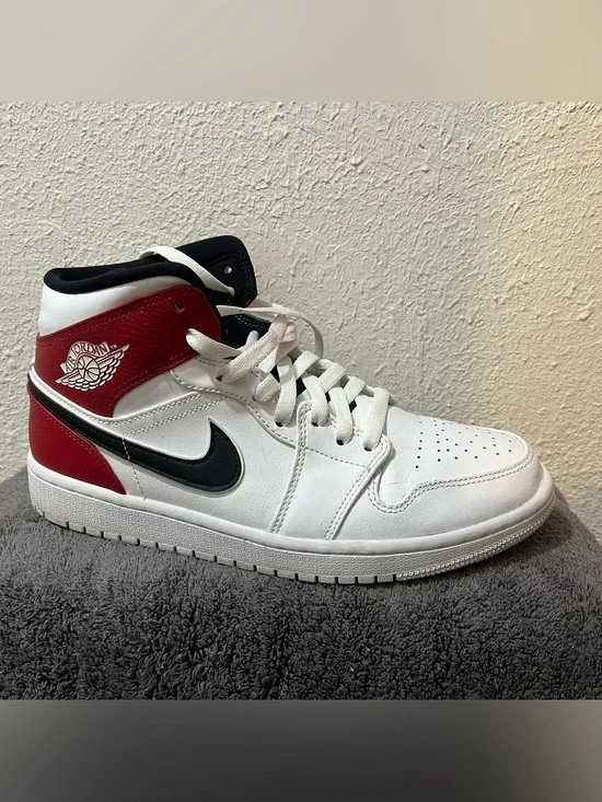 Air Jordan 1 Mid White Chicago