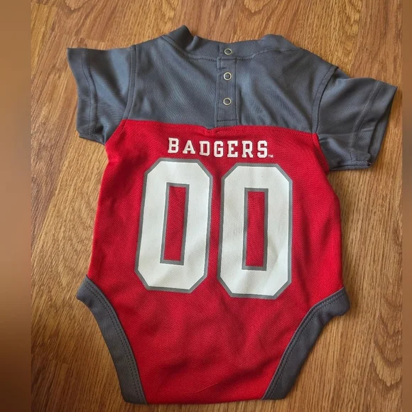 Wisconsin Badgers One Piece 0-3M Bodysuit Collegiate Football NCAA NEW