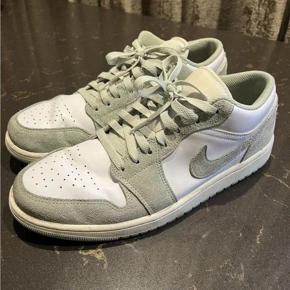 Air Jordan 1 Low SE Seafoam Green - Size 10.5