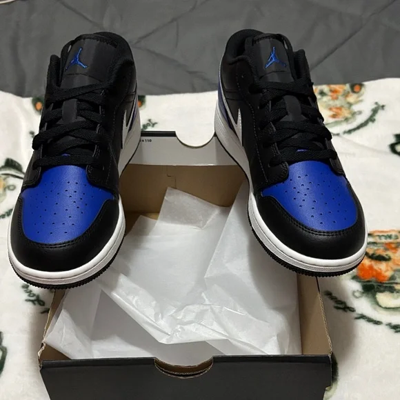 Jordan Men's Black and Royal Blue Sneakers