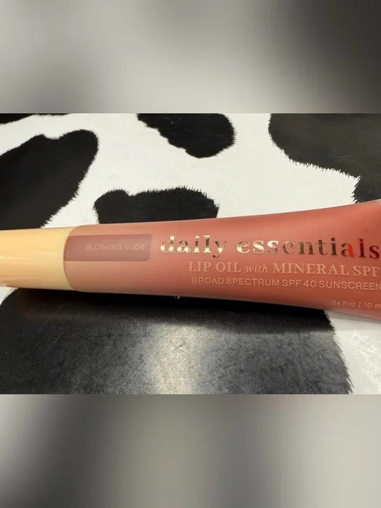 Bath & Body Works Daily Essentials Lip Oil in Blushing Nude (peachy pink)