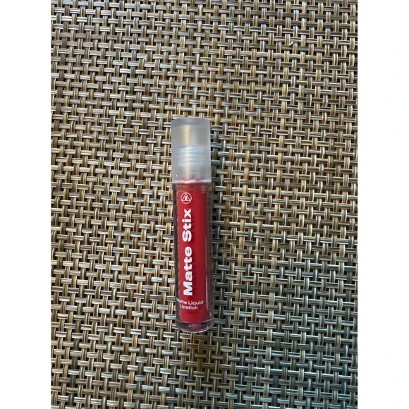 NWT MISSGUIDED Matte Stix Matte Liquid Lipstick Women Red 05 Weekend Loading 4ml